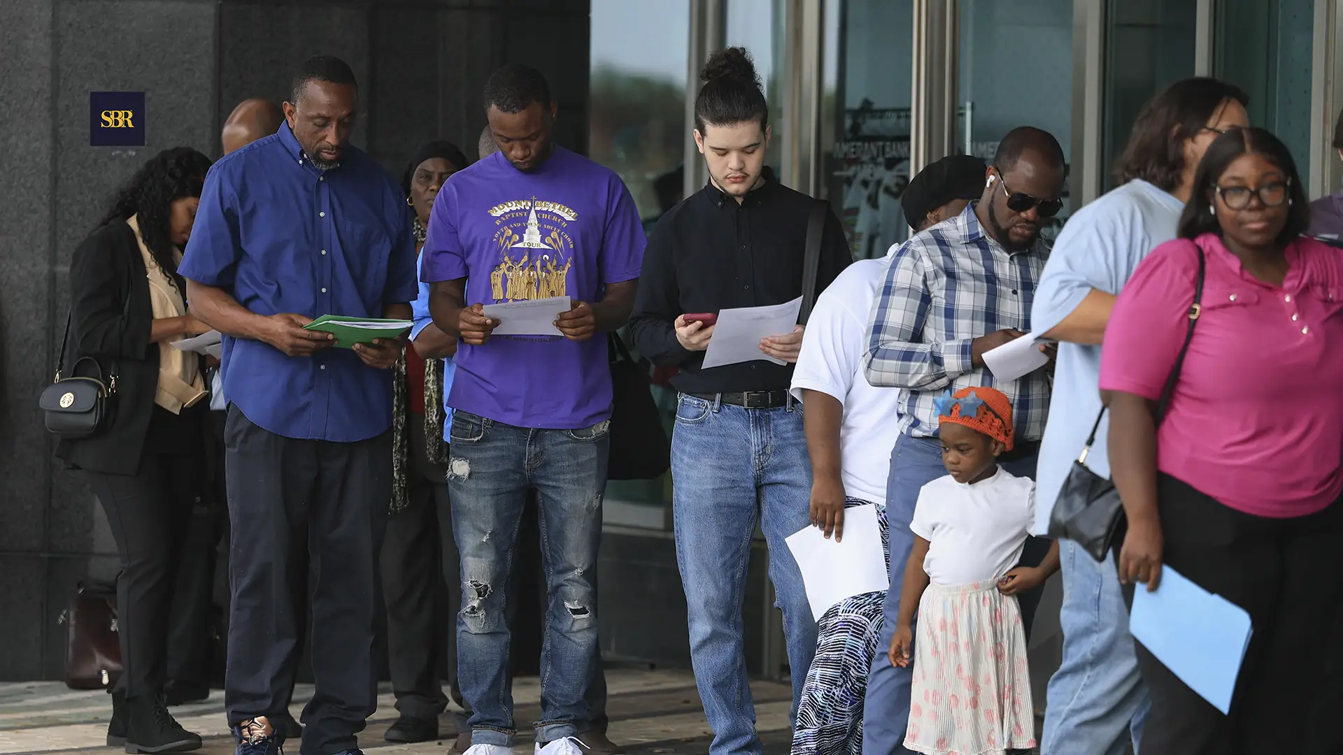 U.S. Jobless Claims Rise Moderately Amid Signs of Labor Market Stability